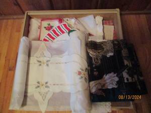 lot 226 image: Drawer of holiday table runners, pl...