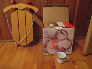 lot 228 image: Tienshan fine china set and sled de...