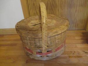 lot 262 image: Sewing basket and its contents...