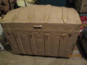 lot 278 image: Vintage chest 33 x 19 x 23 with ...