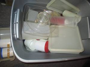 lot 296 image: Tote of vintage Tupperware and stor...