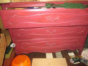 lot 538 image: Dresser and its contents