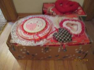 lot 558 image: Valentine decor 2 boxes...