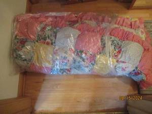 lot 7 image: Comforter Twin size...
