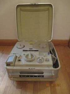 lot 9 image: Vintage Revere T-2000 tape recorder...