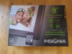 lot 11 image: Insignia 8 digital picture frame...
