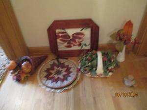 lot 14 image: Miscellaneous home decor. See photo...