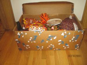 lot 16 image: Box or Thanksgiving decor...
