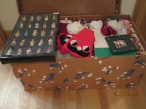lot 17 image: Box of Christmas decor...