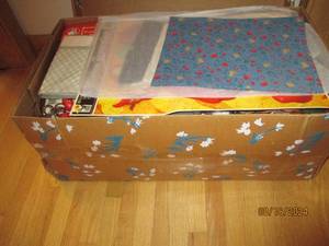 lot 21 image: Box of apple themed decor...