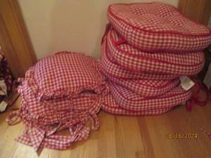 lot 28 image: 12 chair cushions...