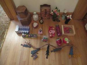 lot 34 image: Miscellaneous home decor. See photo...