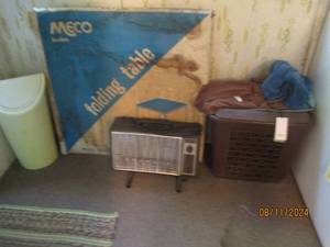 lot 303 image: Content of laundry room floor to in...