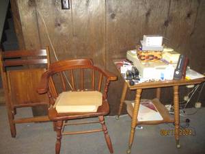 lot 327 image: Vintage Wood 2-tier end table plus ...