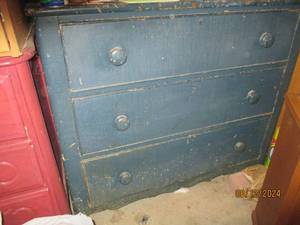 lot 381 image: Dresser and contents of blue dresser in storage room