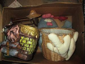 lot 561 image: Box of Easter decor