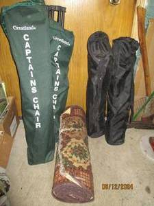 lot 387 image: 4 folding chairs and a floor rug