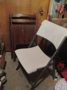 lot 388 image: 3 folding chairs. 1 plastic and 2 wooden
