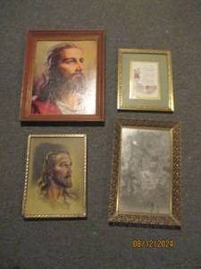 lot 403 image: Religious themed home decor...