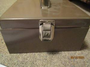 lot 477 image: Lockbox with key...