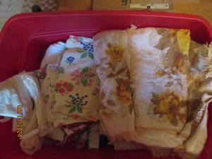 lot 484 image: Tote of vintage linens and fabric...