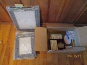 lot 487 image: Variety of picture frames...