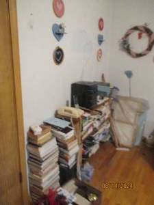 lot 266 image: Contents of corner and wall decor a...