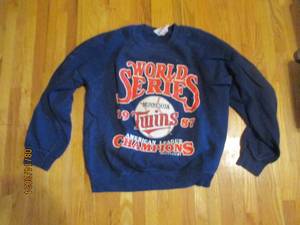lot 269 image: 1987 World Series sweater Size Larg...