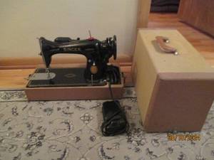 lot 22 image: Singer sewing machine JO862877...