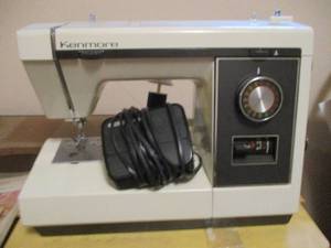 lot 562 image: Sturdy sewing table and sewing machine