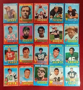 lot 104 image: (20) 1971 Topps Football Cards