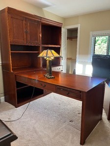 lot 31 image: Furniture Office Den Six-Piece Bookcase Desk File Cabinet Set