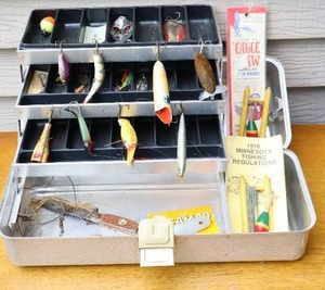 lot 105 image: Vintage UMCO 173AS Tackle Box and ContentsHot-Shot S-M2, Kautzky Lazy Ike,  Heddon Wood Cobra and More