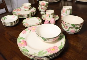 lot 12 image: Antique Franciscan Dinnerware Earthenware Desert Rose 7-Place Setting 4-Piece Dish Set