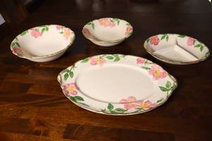 lot 13 image: Antique Franciscan Dinnerware Earthenware Desert Rose Accessory Pieces