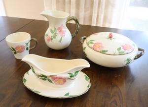 lot 14 image: Antique Franciscan Dinnerware Earthenware Desert Rose Accessory Pieces