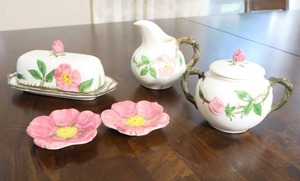 lot 15 image: Antique Franciscan Dinnerware Earthenware Desert Rose Accessory Pieces