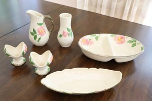 lot 16 image: Antique Franciscan Dinnerware Earthenware Desert Rose Accessory Pieces