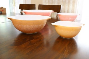 lot 11 image: Kitchen AccessoriesVintage Pyrex Drip Mixing Bowls