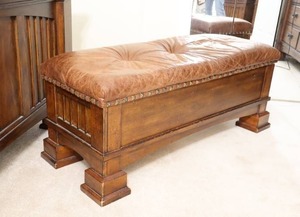 lot 18 image: A.R.T. Furniture Cedar.Storage Hope Chest wCushion Padded Top