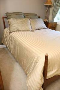 lot 22 image: Beautiful Quality Bedding wMatching Pillows