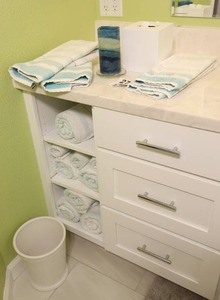 lot 27 image: Bathroom DeCor & Accessories...Towel Set, Trash Bin wMatching Kleenex Box, Pillar Candle...