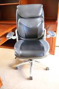 lot 32 image: Office Den Swivel Reclining Desk Chair By Wellness By Design