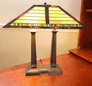 lot 33 image: Lamps & LightingTiffany-Style Stained Glass Desk Table Lamp