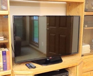 lot 51 image: LG Flat Screen TV 42LN5400 wRoku