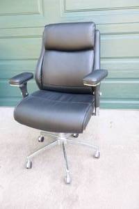 lot 81 image: Furniture Office Den DeskSwivel Reclining Adjustable Leather Computer Chair