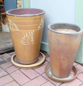 lot 64 image: Lawn Garden & Patio DeCorTall Clay Leaf-Motif Flower Pot