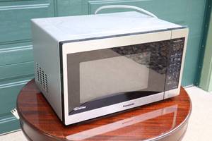 lot 102 image: Panasonic Inverter Microwave OvenThe Genius Stainless Steel 1.2 Cu Ft. 1200w