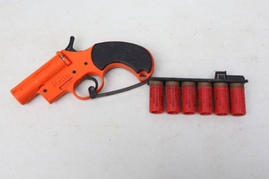 lot 147 image: Vintage Olin Flare Gun wFlares