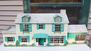 lot 150 image: Vintage 1960s Marx Marxie Mansion Tin Litho  44-Inch Long Dollhouse